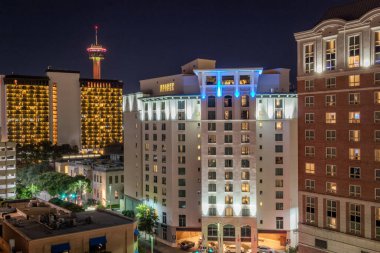 Aydınlatılmış San Antonio Şehri Geceleri gökyüzü
