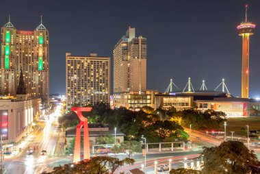 Aydınlatılmış San Antonio Şehri Geceleri gökyüzü