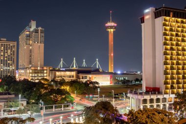Aydınlatılmış San Antonio Şehri Geceleri gökyüzü