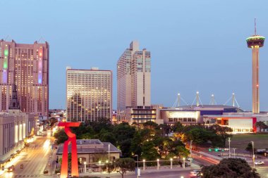 Geceleri San Antonio City Skyline 'ın aydınlık binaları. Fotoğraf mavi saatte çekilmiş..