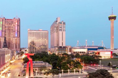 San Antonio şehir merkezi Skyline binası Pembe bir günbatımında ufuk çizgisi
