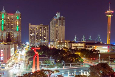 San Antonio şehrinin aydınlık binaları Geceleri gökyüzü