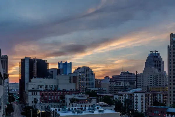 San Antonio şehir merkezi gökdelenleri aydınlatılmış binalar. Fotoğraf, alacakaranlıktaki altın bir günbatımında çekildi.