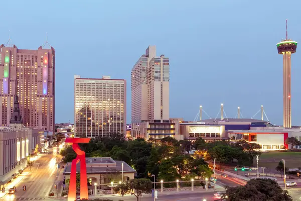Geceleri San Antonio City Skyline 'ın aydınlık binaları. Fotoğraf mavi saatte çekilmiş..