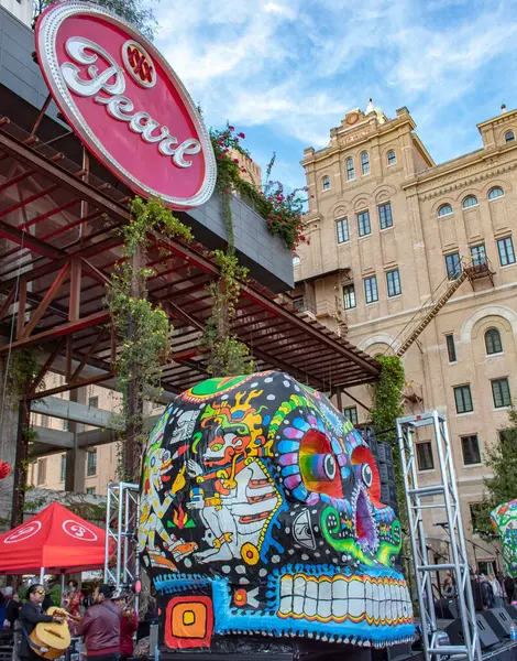 Tarihi İnci 'de Ölüler Günü kutlamaları. Fotoğraf güzel bir günde San Antonio Teksas 'ta çekildi.