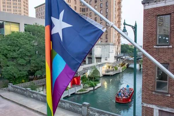 Texas Pride bayrağı San Antonio nehri kıyısına bakıyor. Fotoğraf açık bir günde San Antonio, Teksas 'ta çekildi..