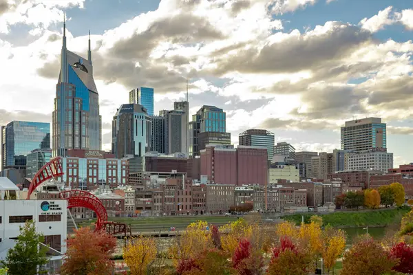 Nashville şehir merkezi, Cumberland Nehri boyunca uzanan ufuk çizgisi binalar. Fotoğraf bulutlu bir günde Nashville Tennessee 'de çekildi