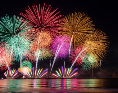 Gece gökyüzünde parlak, güzel, renkli havai fişek kutlaması. Fotoğraf Busan, Güney Kore 'de 2024 Busan Havai fişek Festivali sırasında çekildi.