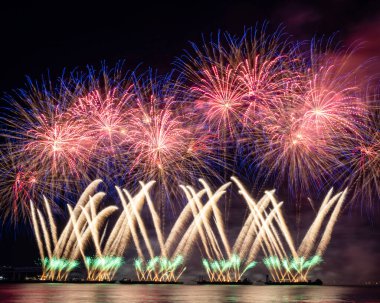 Gece gökyüzünde parlak, güzel, renkli havai fişek kutlaması. Fotoğraf Busan, Güney Kore 'de 2024 Busan Havai fişek Festivali sırasında çekildi.