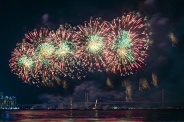 Gece gökyüzünde parlak, güzel, renkli havai fişek kutlaması. Fotoğraf Busan, Güney Kore 'de 2024 Busan Havai fişek Festivali sırasında çekildi.
