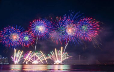 Gece gökyüzünde parlak, güzel, renkli havai fişek kutlaması. Fotoğraf Busan, Güney Kore 'de 2024 Busan Havai fişek Festivali sırasında çekildi.