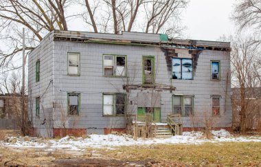 Terk edilmiş eski bir ev. Fotoğraf bulutlu bir günde Detroit Michigan 'da çekildi.