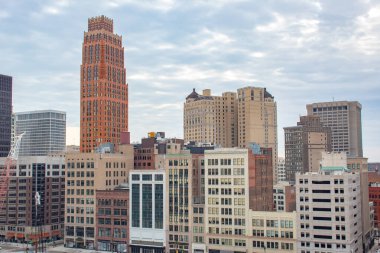 Detroit şehir merkezindeki Michigan binaları ufuk çizgisi. Fotoğraf bulutlu bir kış gününde çekildi.