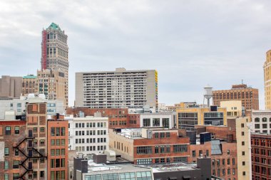 Detroit şehir merkezindeki Michigan binaları ufuk çizgisi. Fotoğraf bulutlu bir kış gününde çekildi.