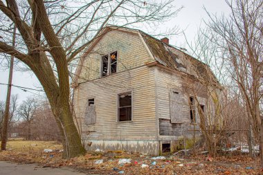 Terk edilmiş eski bir ev. Fotoğraf bulutlu bir günde Detroit Michigan 'da çekildi.
