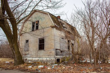 Terk edilmiş eski bir ev. Fotoğraf bulutlu bir günde Detroit Michigan 'da çekildi.