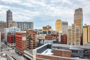 Detroit şehir merkezindeki Michigan binaları ufuk çizgisi. Fotoğraf bulutlu bir kış gününde çekildi.