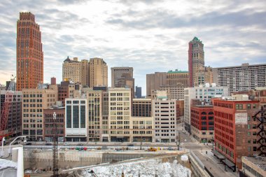Detroit şehir merkezindeki Michigan binaları ufuk çizgisi. Fotoğraf bulutlu bir kış gününde çekildi.