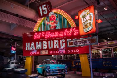  Detroit, Michigan 'daki Ford Müzesi' nde bulunan ilk McDonalds Neon tabelası.