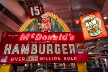  Detroit, Michigan 'daki Ford Müzesi' nde bulunan ilk McDonalds Neon tabelası.