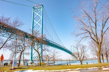 Detroit Michigan ve Kanada sınırında bir kış günü büyükelçi mavi asma köprü