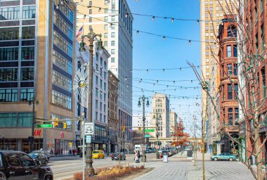 Detroit şehir merkezi Michigan mimari şehir merkezi soğuk bir kış gününde gökdelen binalar