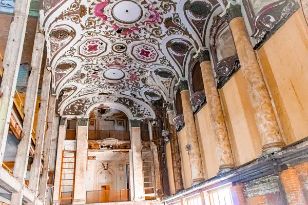 Eski terk edilmiş Michigan Tiyatrosu otoparkının tavan tasarımı modeli.