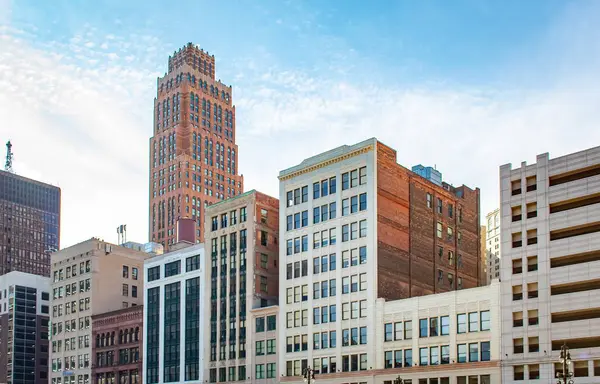 Detroit şehir merkezindeki Michigan binaları ufuk çizgisi. Fotoğraf bulutlu bir kış gününde çekildi.