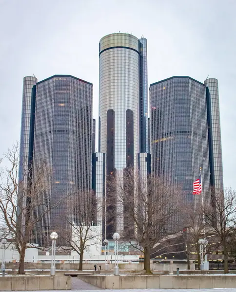 GM gökdelen Rönesans Merkezi inşa ediyor. Fotoğraf Detroit Michigan şehir merkezinde bulutlu bir günde çekildi.