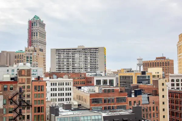 Detroit şehir merkezindeki Michigan binaları ufuk çizgisi. Fotoğraf bulutlu bir kış gününde çekildi.