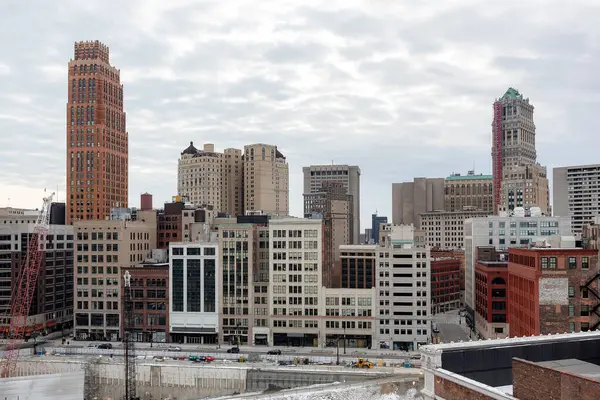 Detroit şehir merkezindeki Michigan binaları ufuk çizgisi. Fotoğraf bulutlu bir kış gününde çekildi.