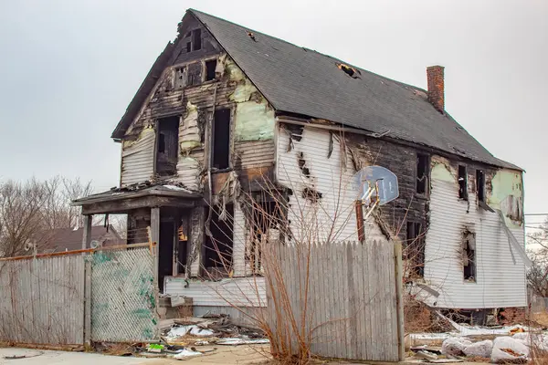 Terk edilmiş eski bir ev. Fotoğraf bulutlu bir günde Detroit Michigan 'da çekildi.