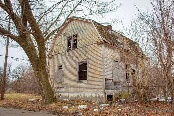 Terk edilmiş eski bir ev. Fotoğraf bulutlu bir günde Detroit Michigan 'da çekildi.