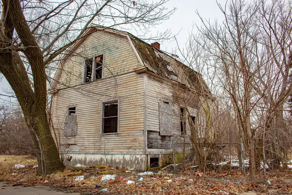 Terk edilmiş eski bir ev. Fotoğraf bulutlu bir günde Detroit Michigan 'da çekildi.