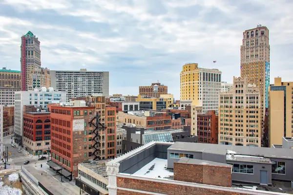 Detroit şehir merkezindeki Michigan binaları ufuk çizgisi. Fotoğraf bulutlu bir kış gününde çekildi.