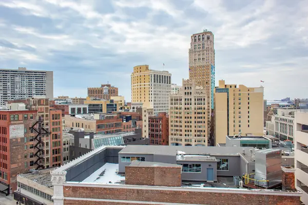 Detroit şehir merkezindeki Michigan binaları ufuk çizgisi. Fotoğraf bulutlu bir kış gününde çekildi.