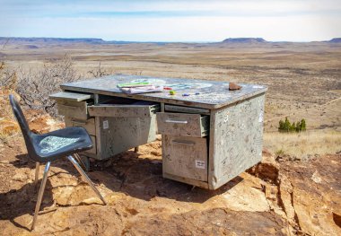 Sul Ross Eyalet Üniversitesi Alpine Texas 'taki eski Hancock Hill masası.