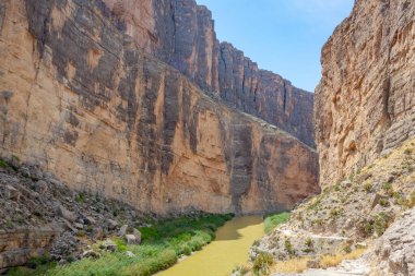 Texas Rio Grande 'deki Big Bend Ulusal Parkı' ndaki çölün kayalık manzarası. Fotoğraf açık mavi bir gökyüzünde çekildi.