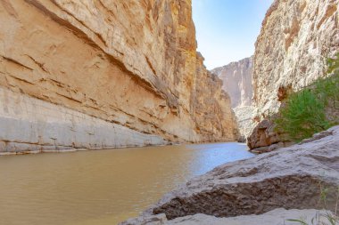 Texas Rio Grande 'deki Big Bend Ulusal Parkı' ndaki çölün kayalık manzarası. Fotoğraf açık mavi bir gökyüzünde çekildi.