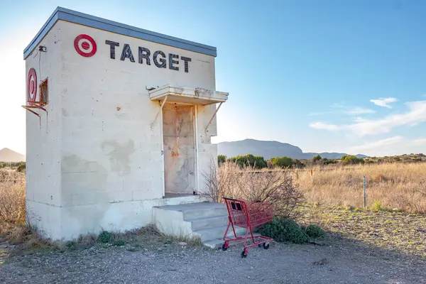 Marathon Mini Target Sanat Binası ve Texas 'taki Big Bend Ulusal Parkı' na yakın alışveriş arabası. Fotoğraf açık mavi bir gökyüzünde çekildi.