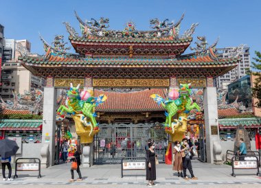 Longshan Tapınağı Taipei, Tayvan şehir merkezinde bulunan mimari yapıyı detaylandırdı.