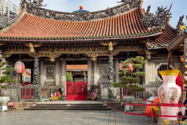 Longshan Tapınağı Taipei, Tayvan şehir merkezinde bulunan mimari yapıyı detaylandırdı.