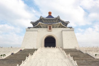 Taipei, Tayvan 'da bulunan Chiang Kai-shek Anıt Salonu mimari binası. Fotoğraf bulutlu bir gökyüzünde çekildi.