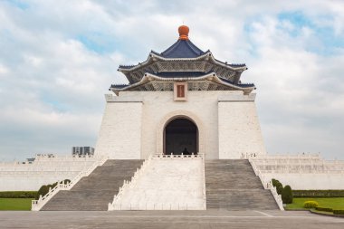 Taipei, Tayvan 'da bulunan Chiang Kai-shek Anıt Salonu mimari binası. Fotoğraf bulutlu bir gökyüzünde çekildi.