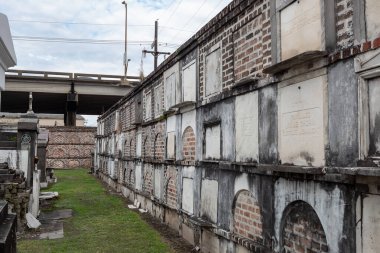 New Orleans 'ın tarihi mezarlık tuğlası ve mezar taşları. Fotoğraf bulutlu bir günde New Orleans 'ta çekildi.