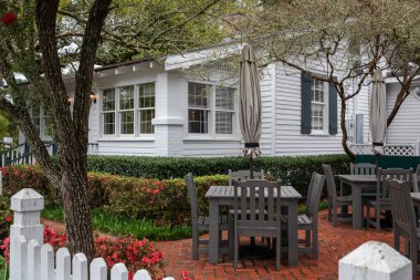 Beyaz ahşap ev ve masa New Orleans Louisiana 'daki Oak Alley Çiftliği' nde.