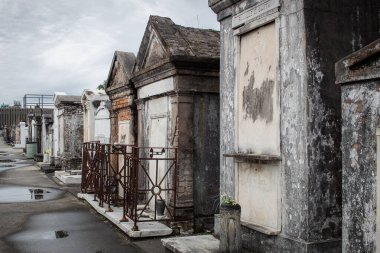 New Orleans 'ın tarihi mezarlık tuğlası ve mezar taşları. Fotoğraf bulutlu bir günde New Orleans 'ta çekildi.