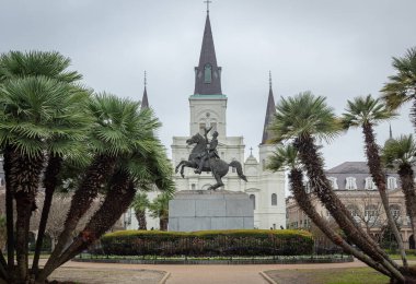New Orleans, Louisiana 'daki St. Louis Katedrali binası cephesi. Fotoğraf bulutlu bir günde çekildi.