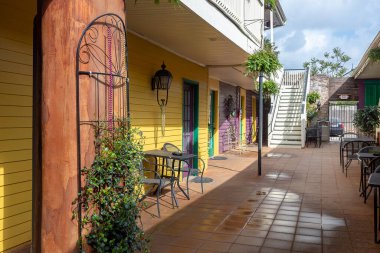 Sarı, yeşil ve mor bina terası New Orleans, Louisiana 'da.