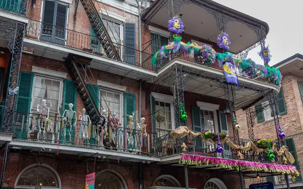 Geleneksel tarz French Quarter Caddesi New Orleans, Louisiana 'da. Fotoğraf bulutlu bir günde çekildi.